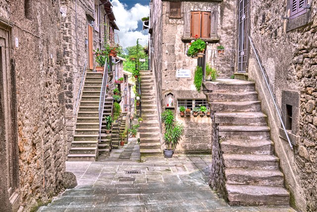 Bellissimo scrorcio nei vicoli di Vitorchiano con le famose scale esterne vicolo borgo di Vitorchiano