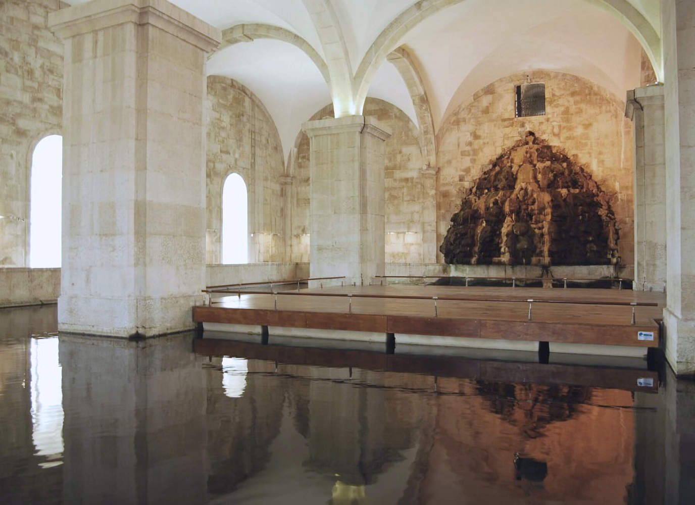 Architettura storica con archi e riflessi sull'acqua